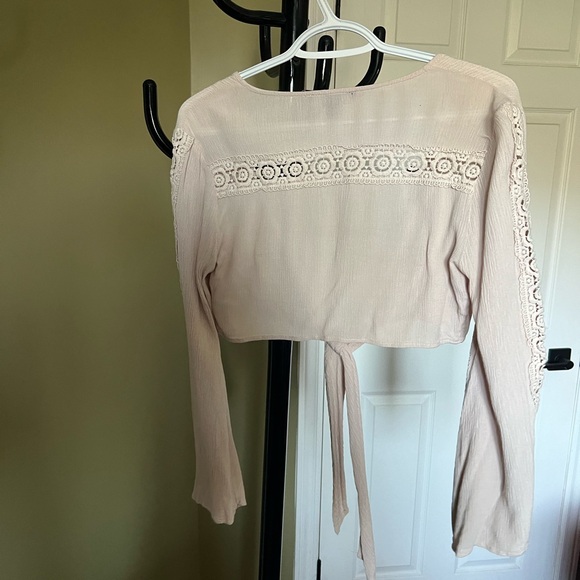 Beige detailed front tie up top. Flared long sleeves, size M from forever 21. - Picture 4 of 6